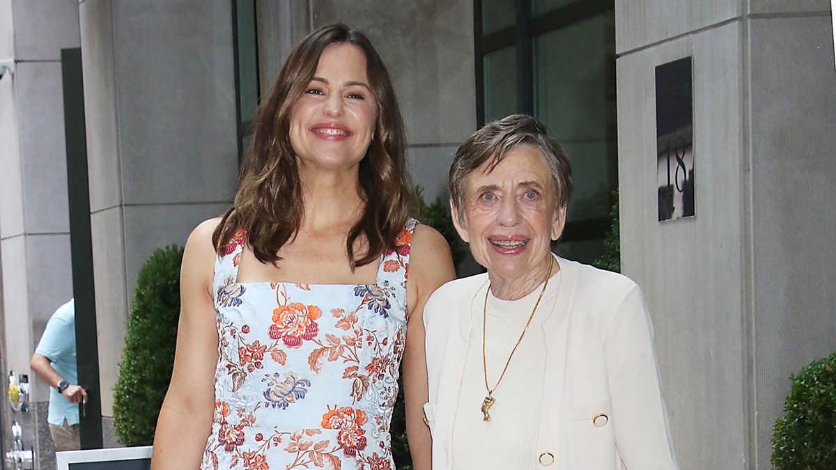 Jennifer Garner and her mom pose for a photo in NYC