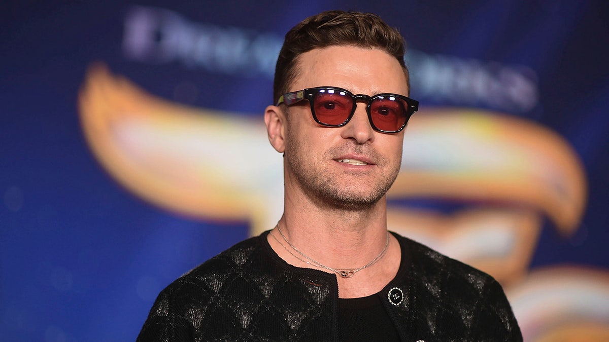 Justin Timberlake llega al estreno de "Trolls Band Together"