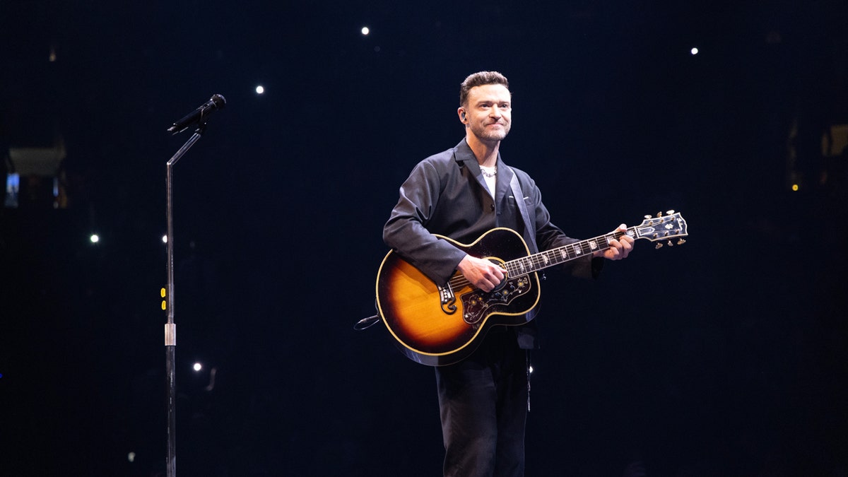 Justin Timberlake se apresenta no palco