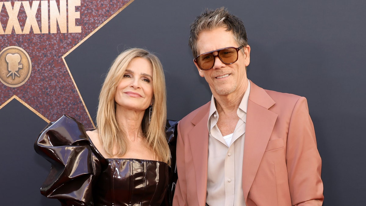 Kevin Bacon and Kyra Sedgwick on a red carpet