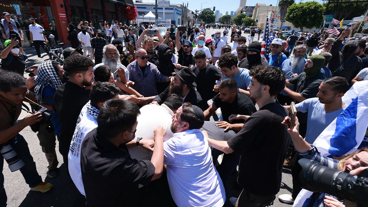 Apoiadores israelenses e palestinos entram em confronto do lado de fora da sinagoga de Los Angeles