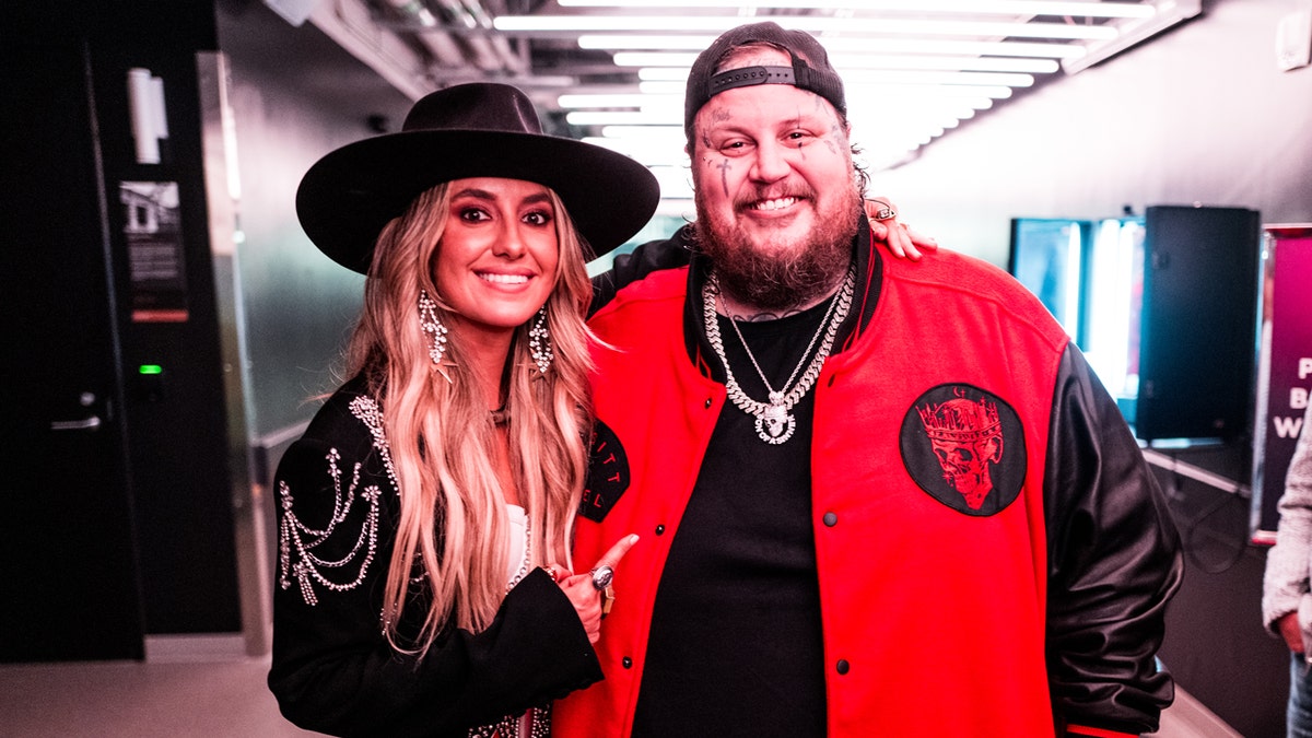 Lainey Wilson and Jelly Roll pose for a photo