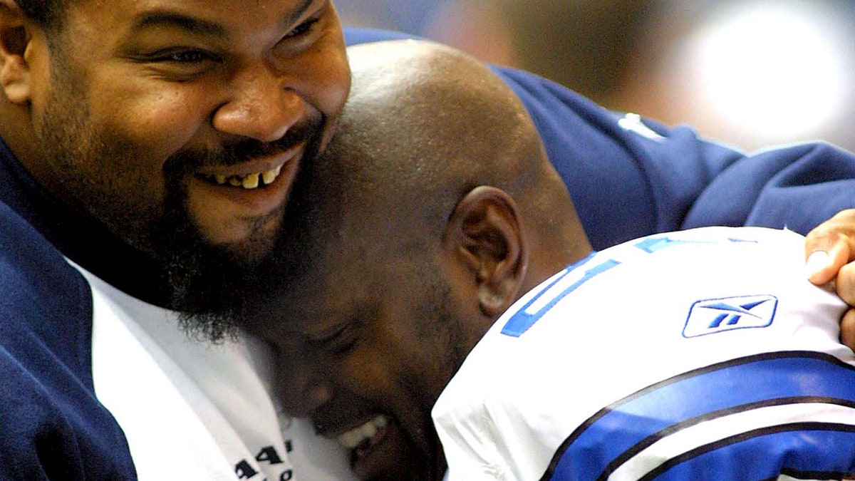 Emmitt Smith hugs Larry Allen