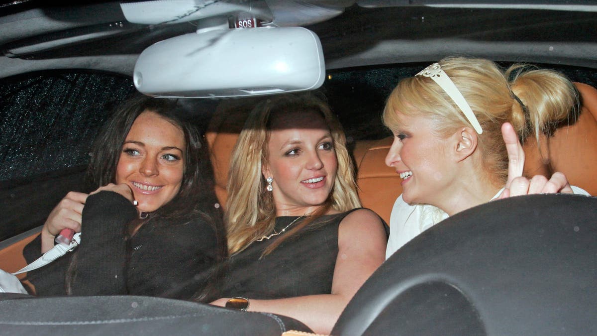 Lindsay Lohan, Britney Spears e Paris Hilton em um carro por volta de 2006