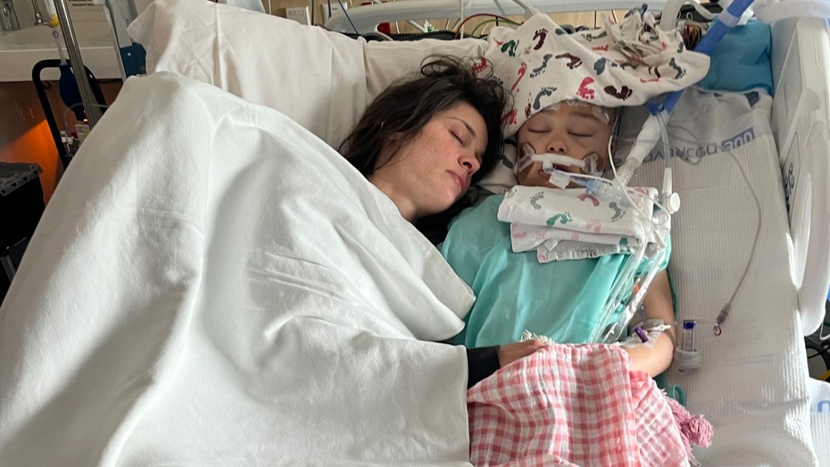 لوسی مورگن اور اس کی ماں ہسپتال کے بستر پر سو رہی ہیں۔