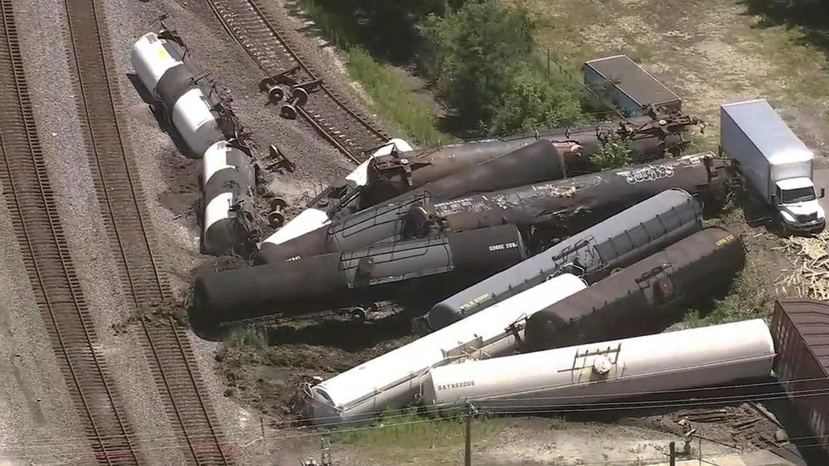 Vagões de trem ficam empilhados após descarrilamento