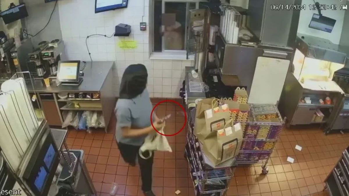 22 سالہ چیسیڈی گارڈنر میک ڈونلڈز میں ہاتھ میں بندوق کے ساتھ سیکیورٹی ویڈیو پر