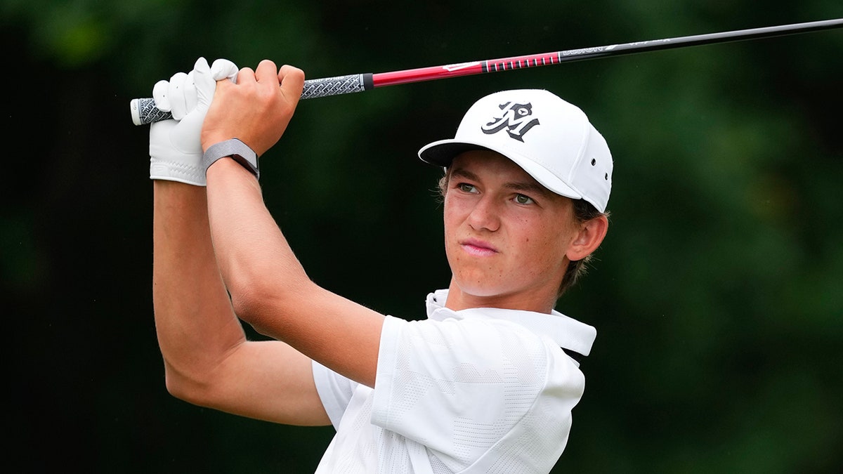 Miles Russell golf vuruşunu tamamladı