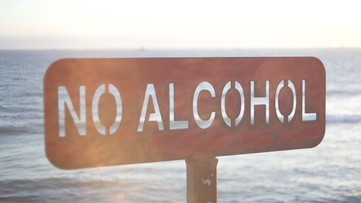 No alcohol beach sign