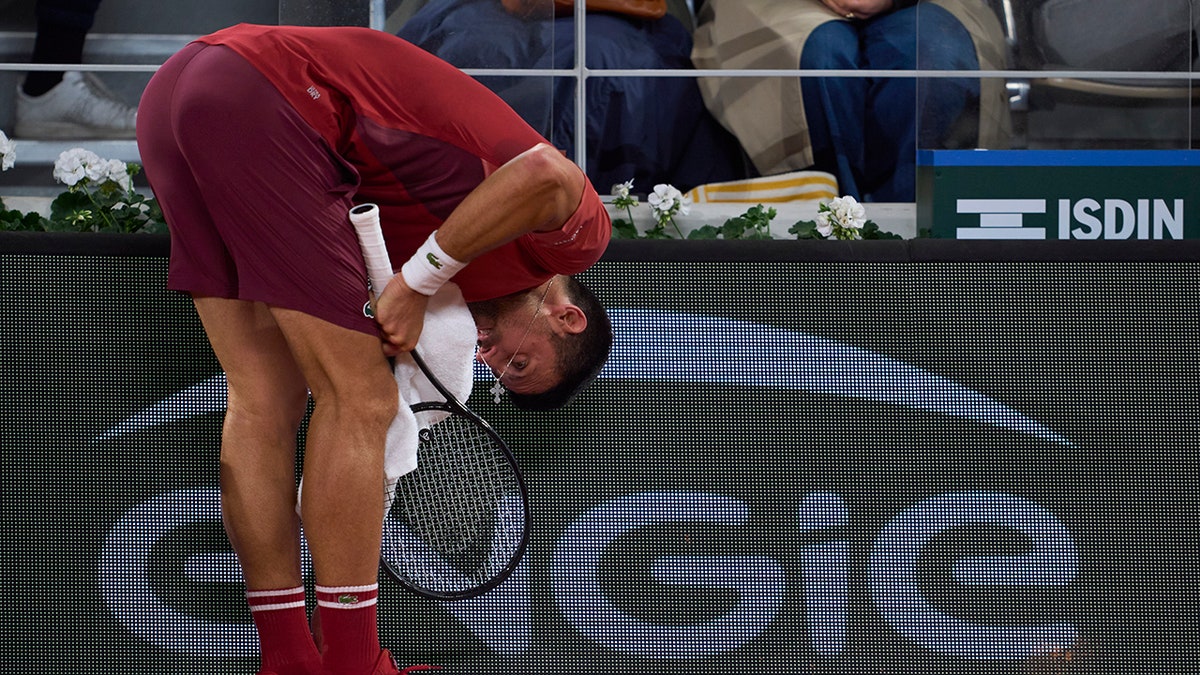 Novak Djokovic se seca la cara con una toalla