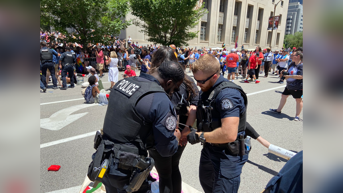 Policja aresztuje protestujących na paradzie St. Louis Pride