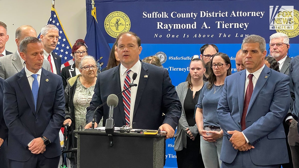 El fiscal Suffolk , Ray Tierney, habla con los medios