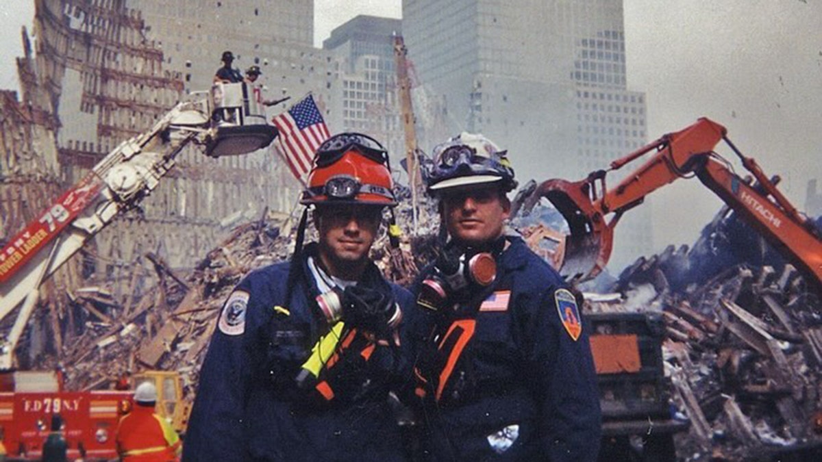 SLC Fire Captain Michael Harp no Ground Zero com outro bombeiro