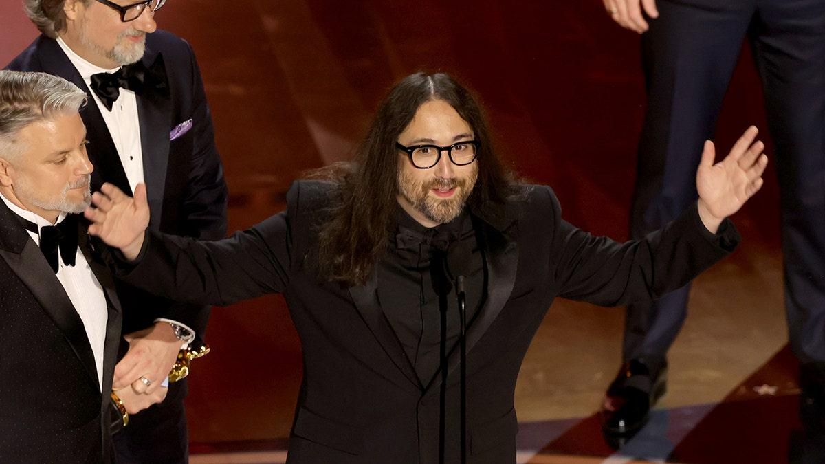 Sean Ono Lennon en el escenario de los Oscar