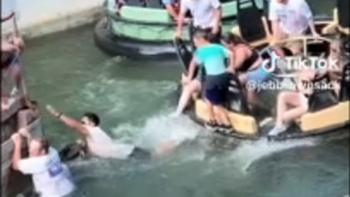 Roaring Rapids Six Flags ride passengers in water
