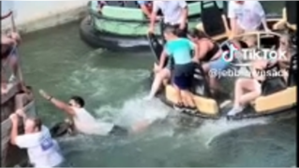 Roaring Rapids Six Flags ride passengers in water