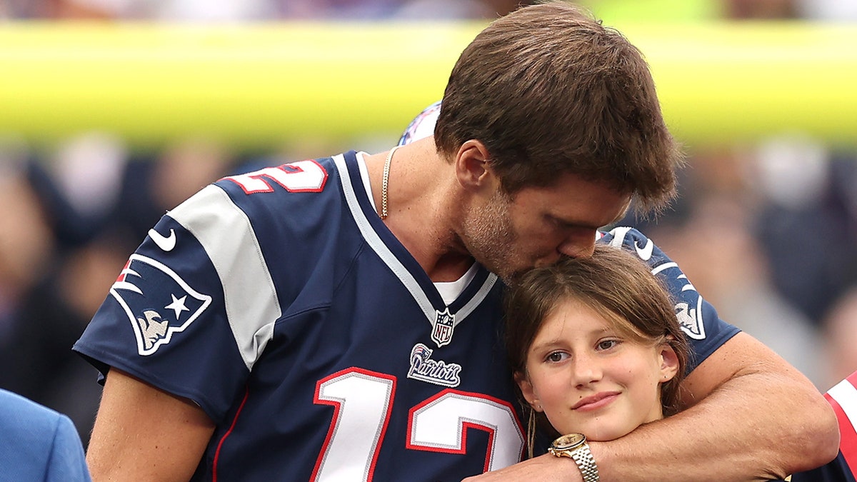 Tom Brady kisses daughter, Vivian, on head