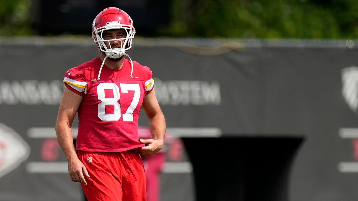 Travis Kelce watches a drill