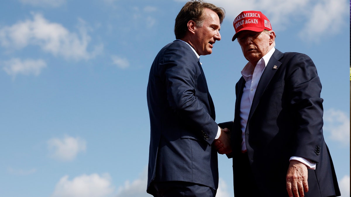 El expresidente estadounidense Donald Trump estrecha la mano del gobernador de Virginia Glenn Youngkin