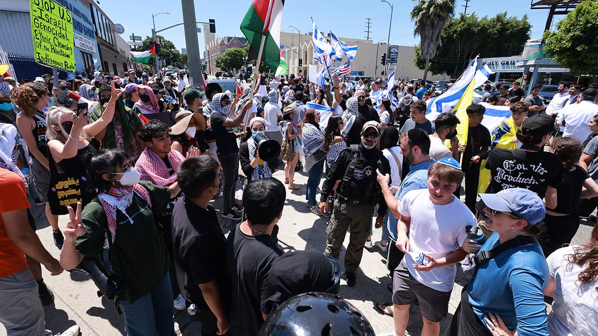 Protesta frente a una sinagoga judía el 23 de junio de 2024