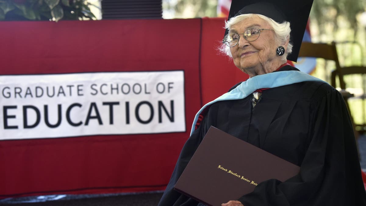 Virginia Hislop, de 105 años, sostiene su diploma tras graduarse en la Escuela Superior de Educación de la Universidad de Stanford.