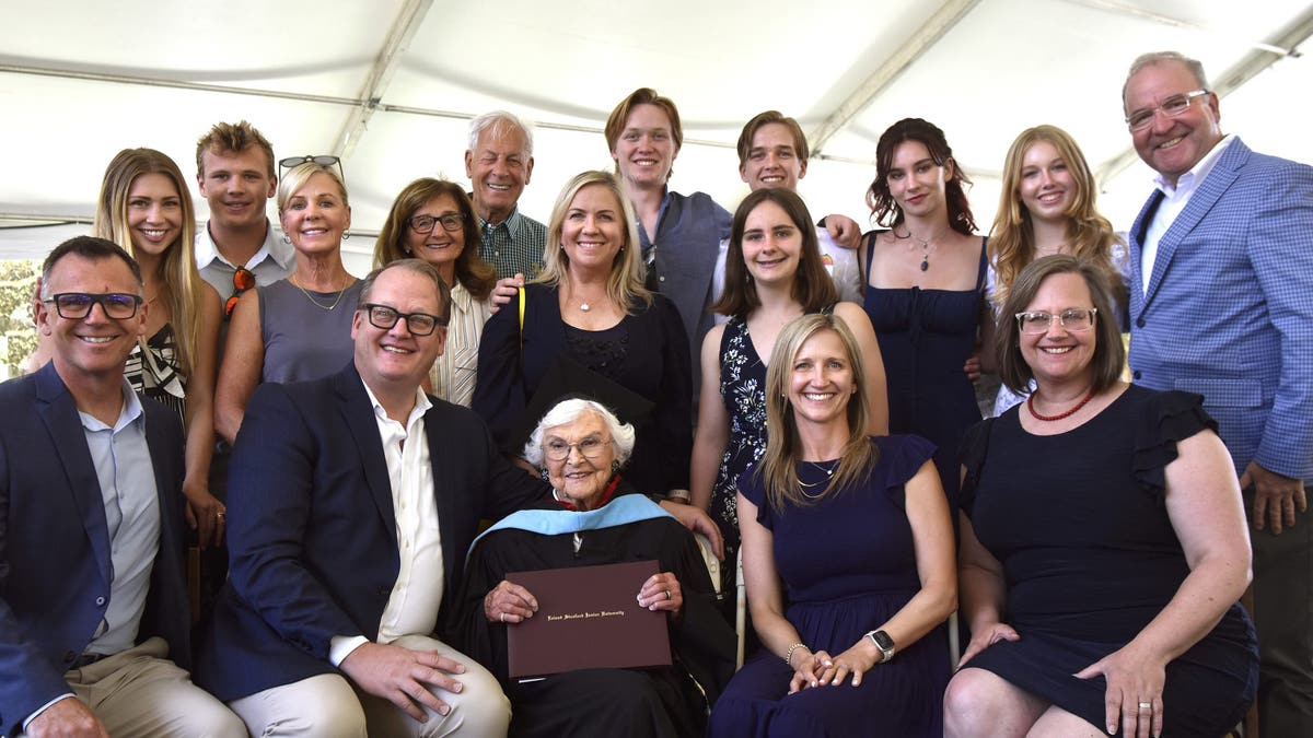 Virginia Hislop, de 105 años, posa con miembros de su familia tras recibir su título de licenciada por la Universidad de Stanford.