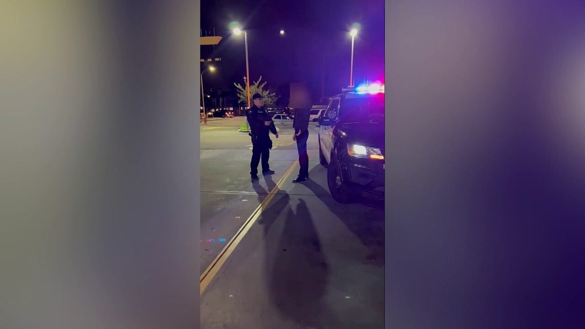 Um policial de Asuza questiona um suposto motorista bêbado