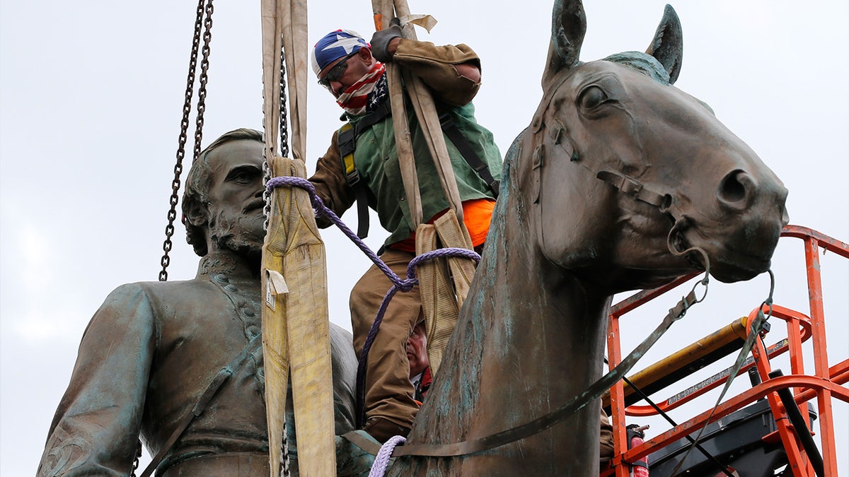 A crew removes a statue of Confederate General Stonewall Jackson