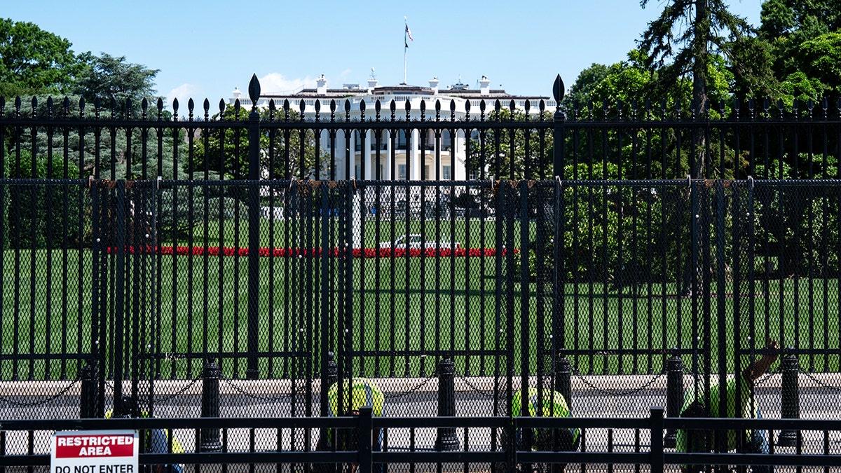 White House barrier