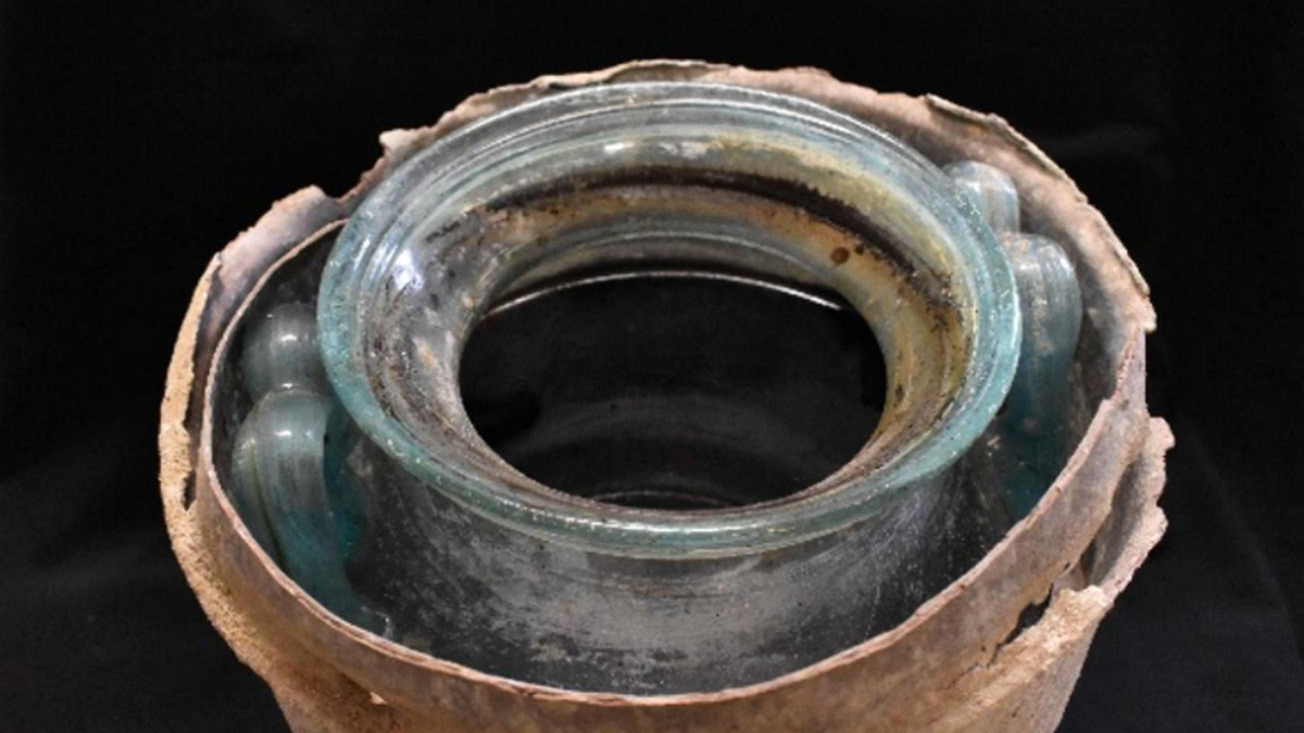 ancient roman urn