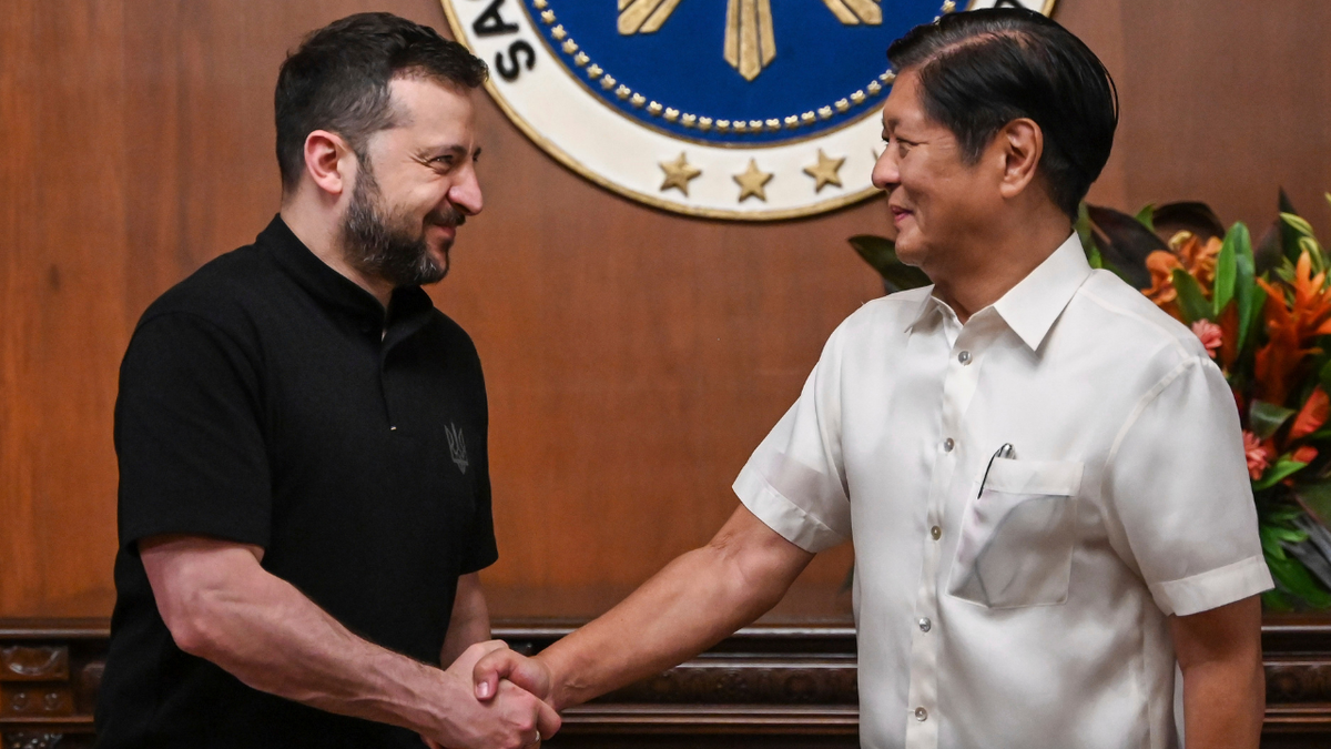 Volodymyr Zelenskyy, izquierda, se reúne con el presidente filipino Ferdinand Marcos Jr.