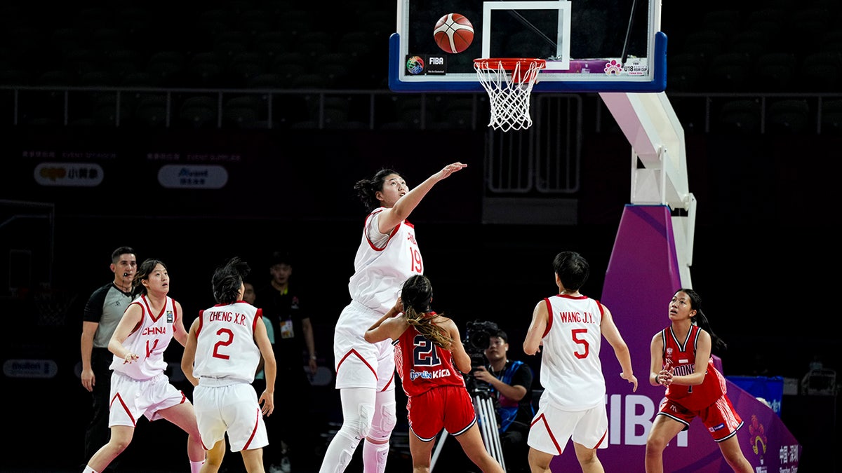 7-foot-3 Chinese Women's Basketball Player Goes Viral After Dominating ...