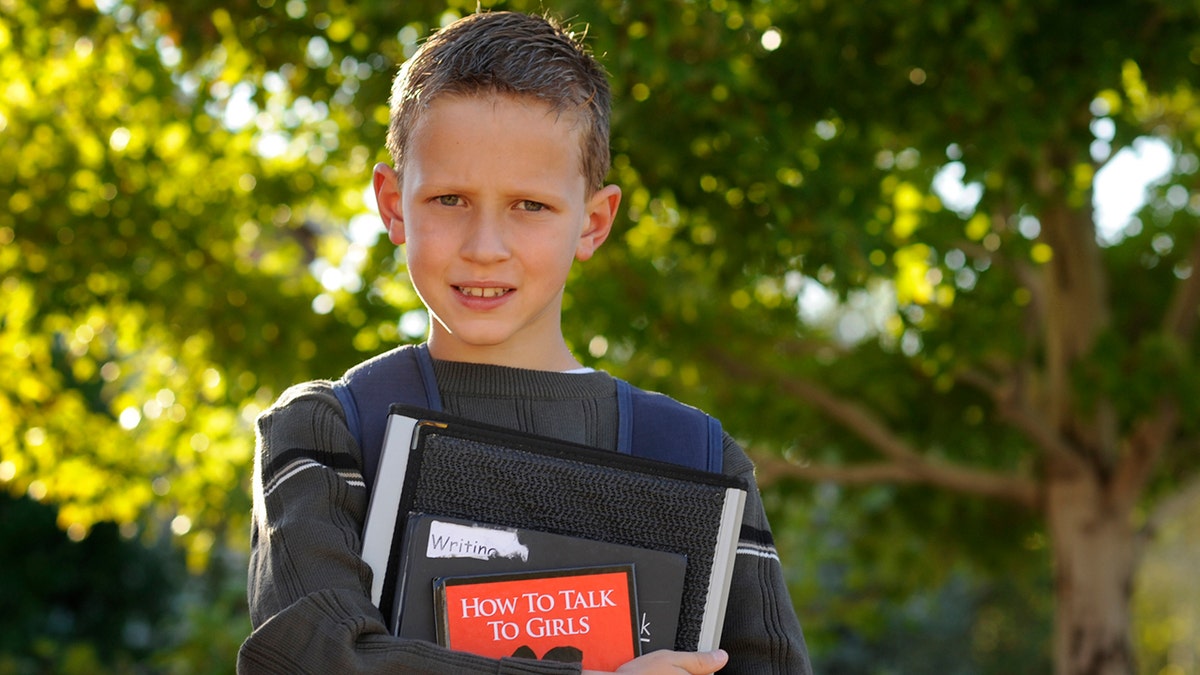 El autor infantil Alec Greven sosteniendo un libro