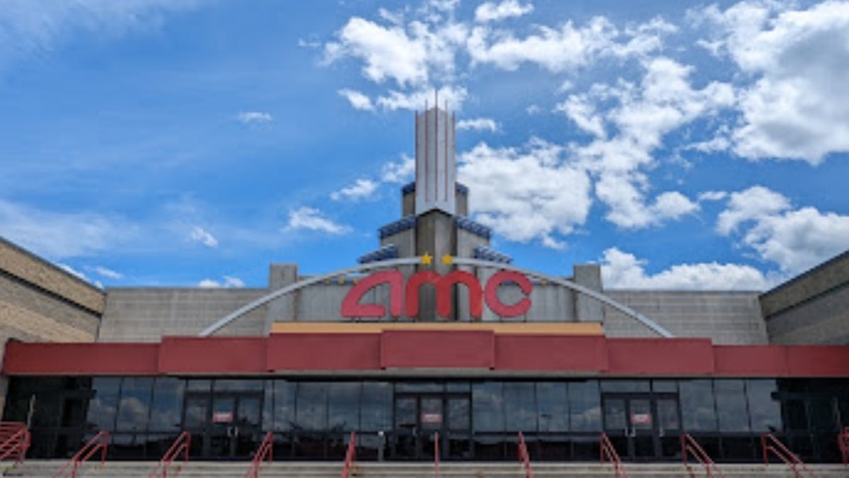 En el cine AMC de Braintree, Massachusetts (en la imagen), cuatro chicas fueron acuchilladas durante un ataque no provocado, según la fiscalía y la policía.