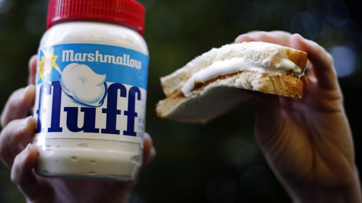 Um sanduíche Fluffernutter e um pote de Marshmallow Fluff são exibidos.