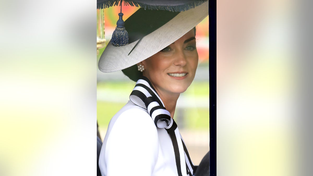 Um close de Kate Middleton sorrindo em uma carruagem no Trooping the Color