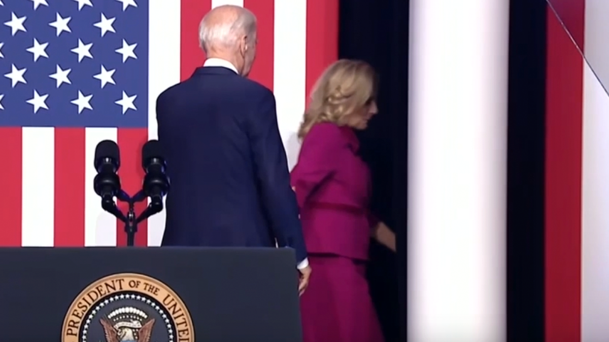 Jill Biden acompanha o presidente Biden para fora do palco