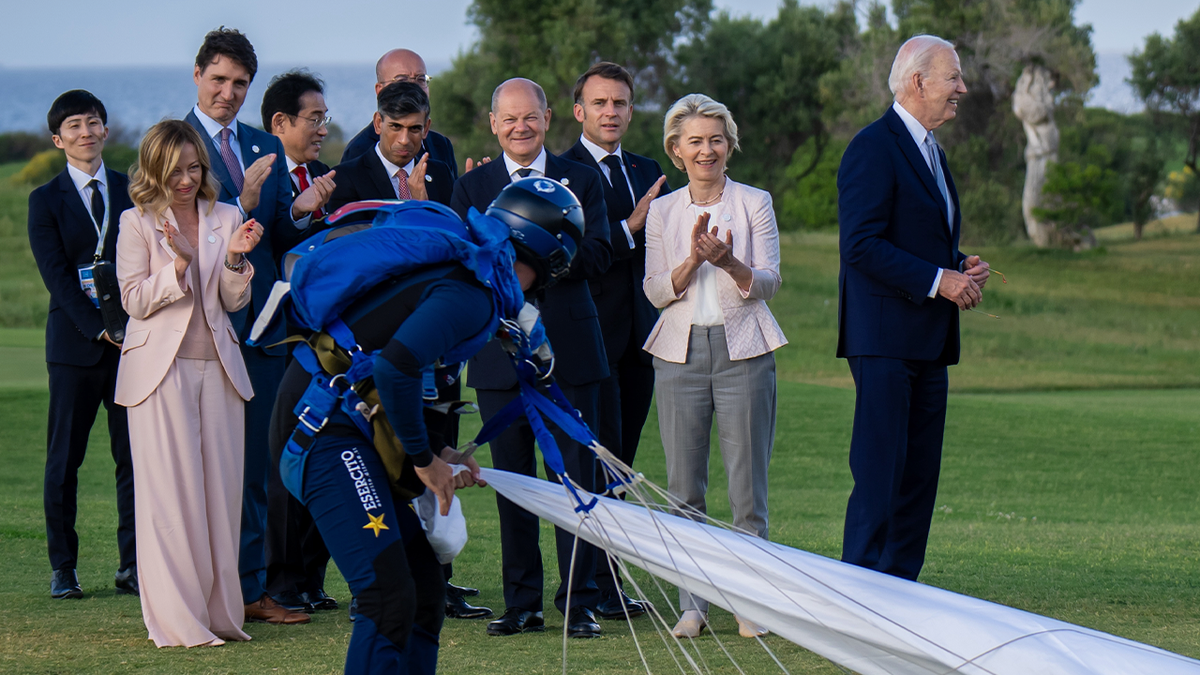 Biden observa mientras se encuentra con los líderes del G7