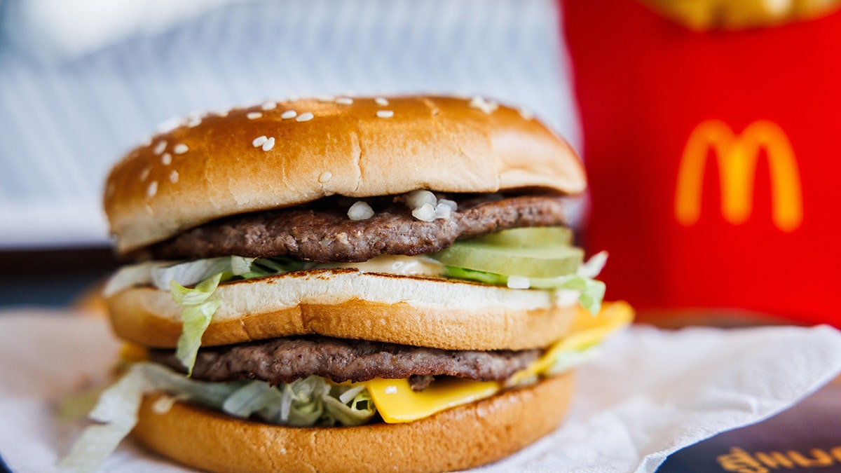 Primer plano de una hamburguesa Big Mac