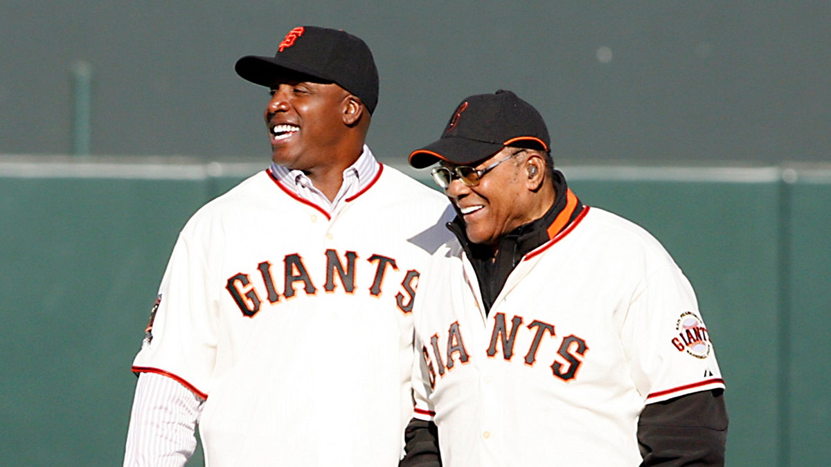 Barry Bonds and Willie Mays on field