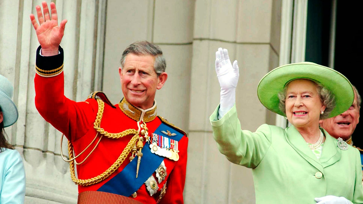 La reina Isabel y su hijo, el ahora rey Carlos III, saludaron alegremente a la multitud mientras estaban en el balcón del palacio de Buckingham.