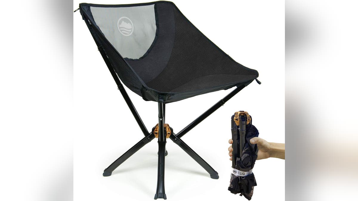 Leve uma cadeira que se dobre até o tamanho de um guarda-chuva.