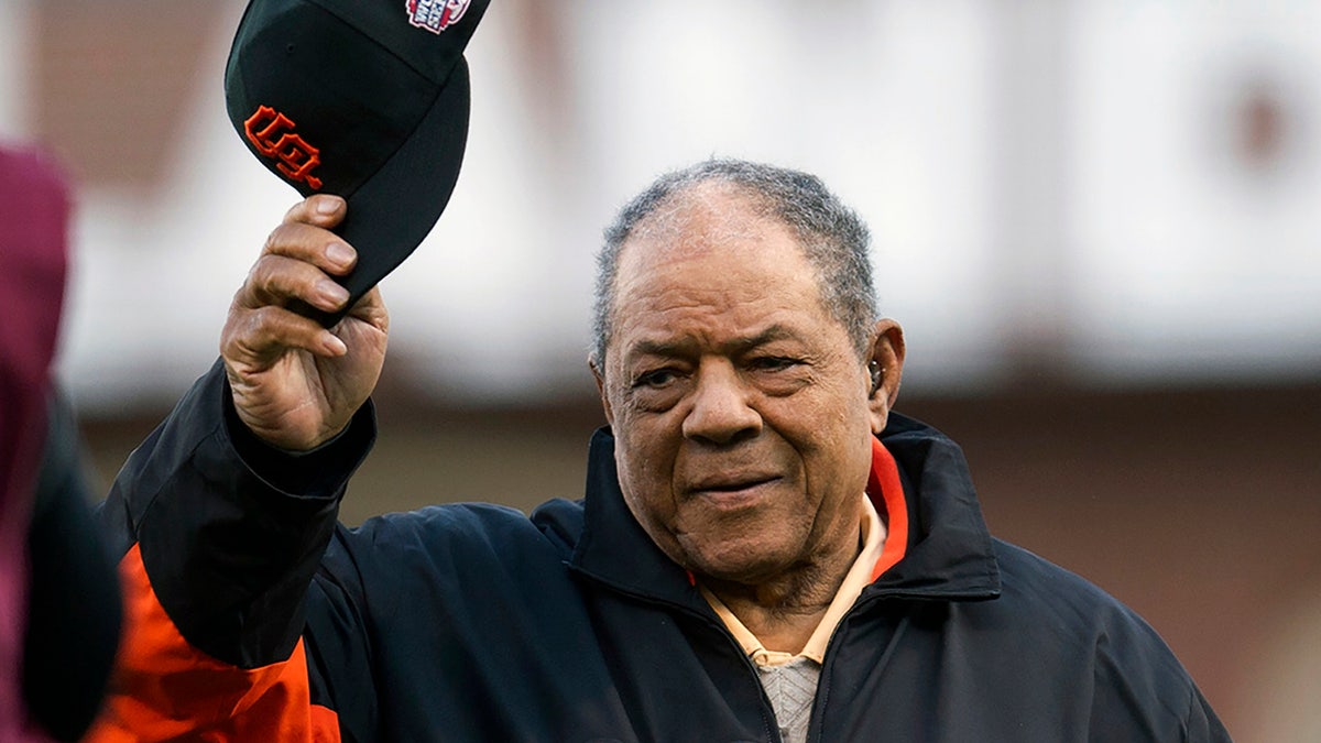 Willie Mays tips his cap