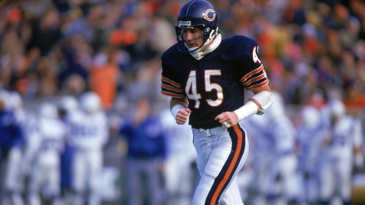 Gary Fencik playing in the NFL