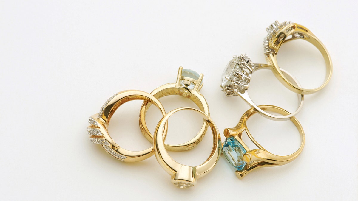 Uma variedade de anéis de ouro