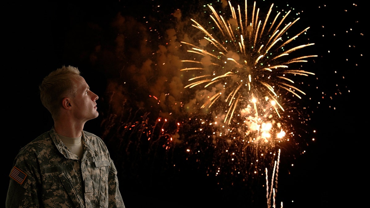 soldado militar assiste fogos de artifício