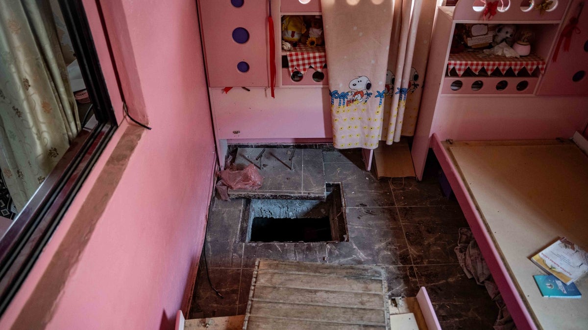 Una entrada de túnel en la habitación de un niño en Rafah