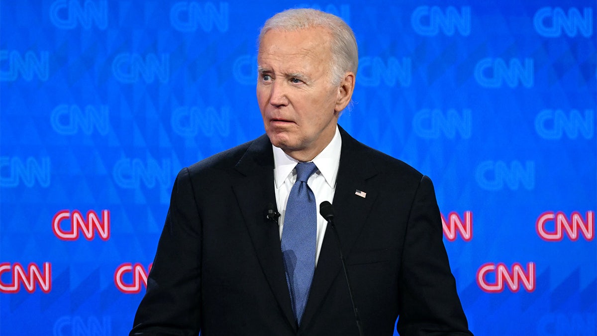 Democratas em pânico em todo o país estão levantando questões sobre a candidatura do presidente Biden após o debate, embora seja extremamente improvável que Biden desista.