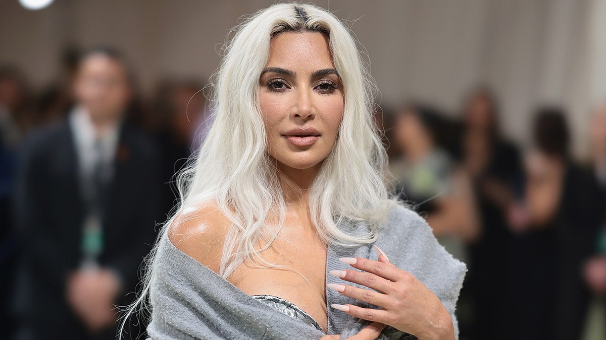 Kim Kardashian no tapete vermelho do Met Gala 2024.