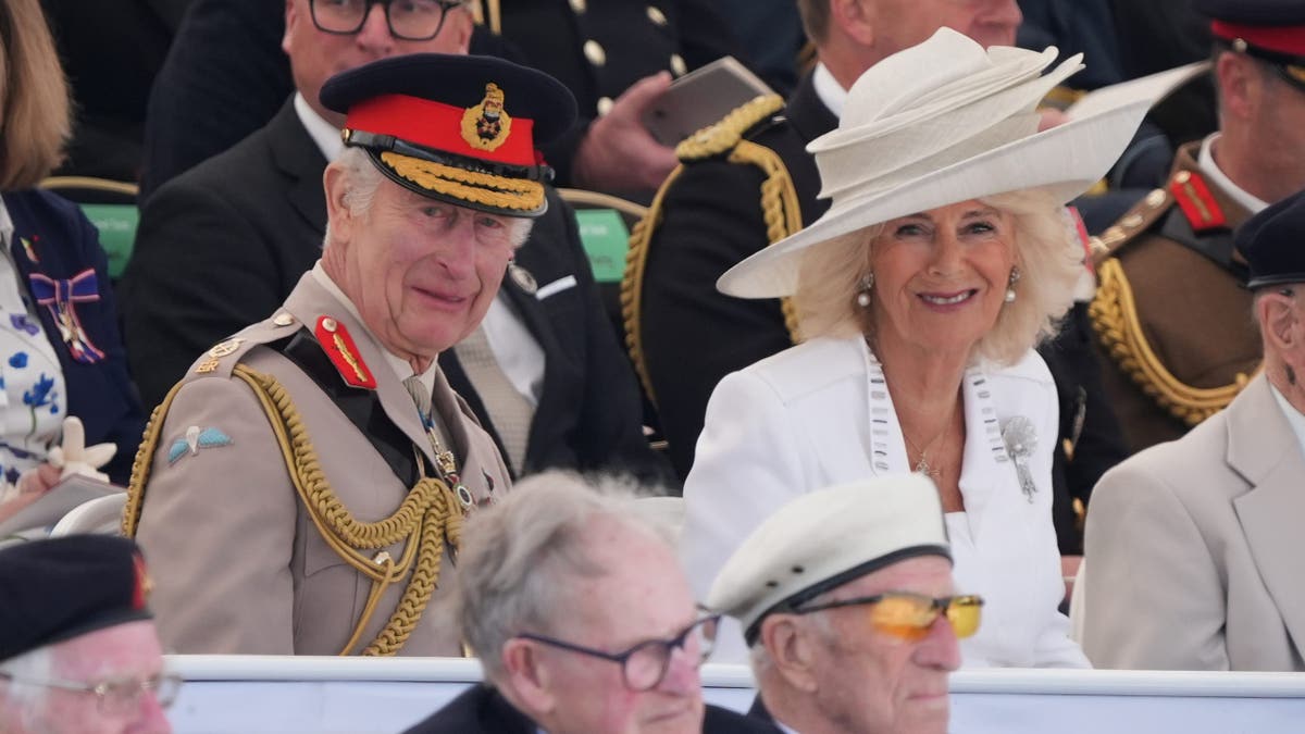 El Rey Charles y la Reina Camilla sonríen